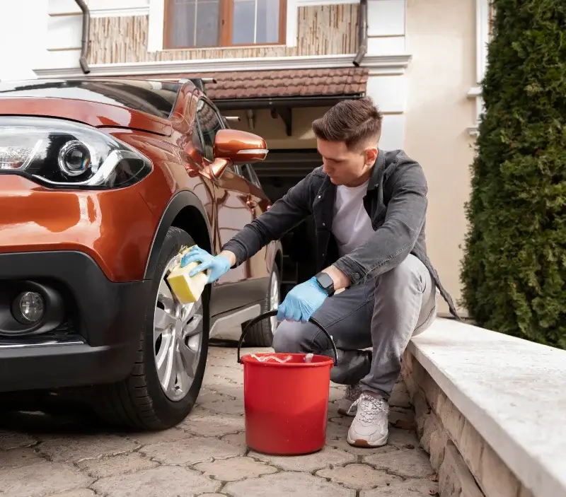 Lavage auto à domicile Saint-Hilaire-de-Lavit : professionnel intervenant sur un véhicule
